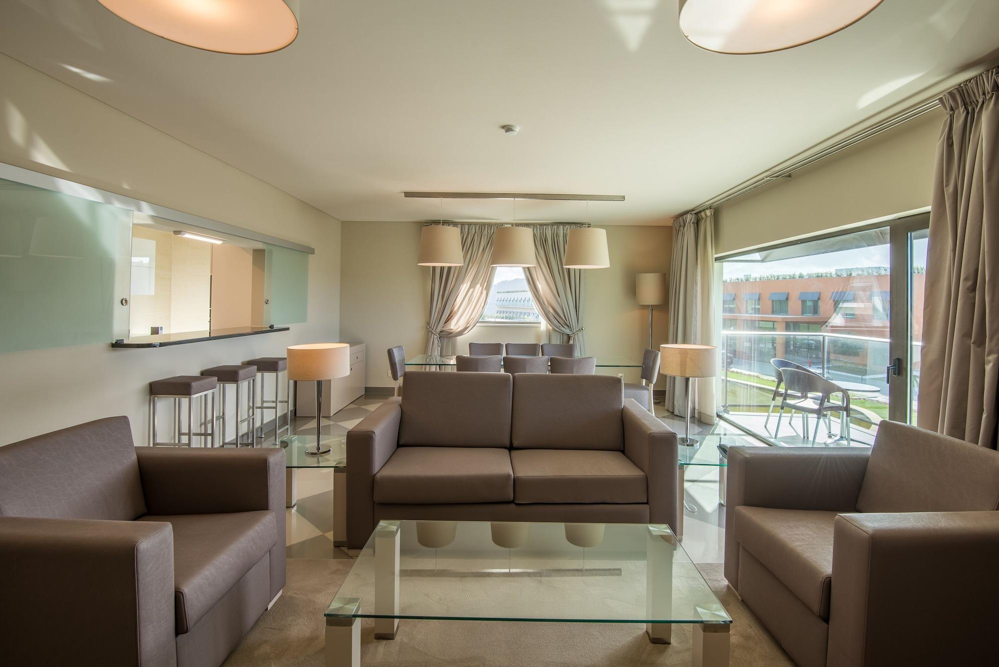 Vila Gale Sintra Esterno foto A living room in a suite at the hotel